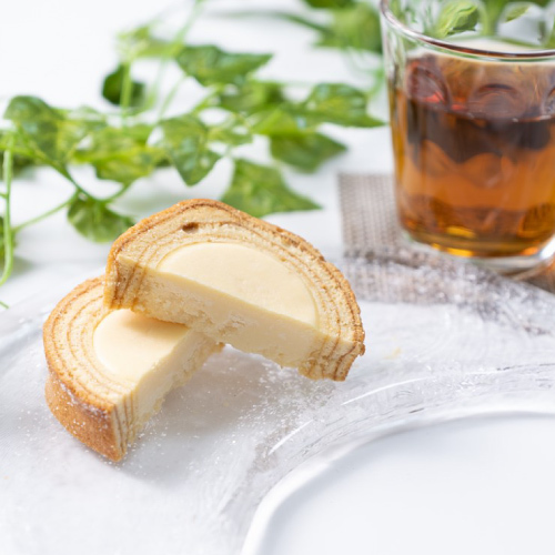 クリームを包んだバウムの断面とお茶