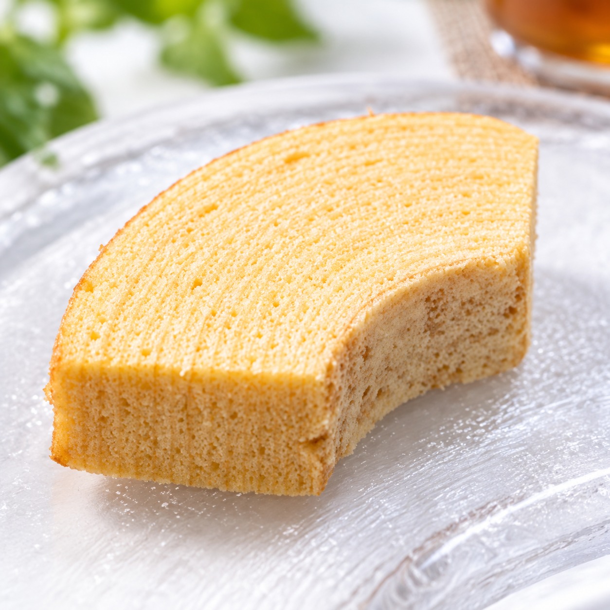 きめ細かな米粉バウムのカットとお茶